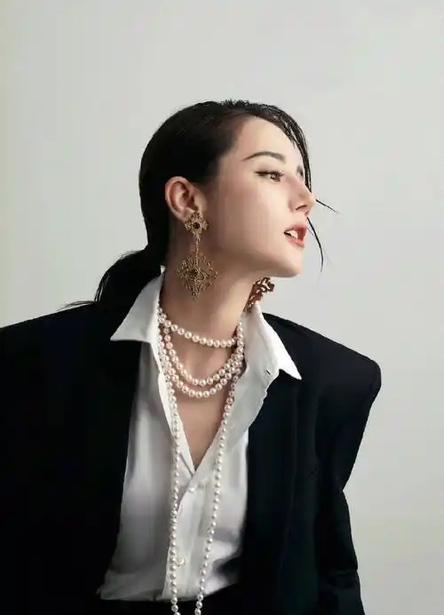 今天6月3日也是迪丽热巴生日,其工作室晒出最新大片,照片中,迪丽热巴