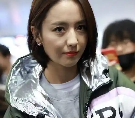 机场偶遇素颜的佟丽娅本人又黑又瘦小和电视上反差也太大了吧