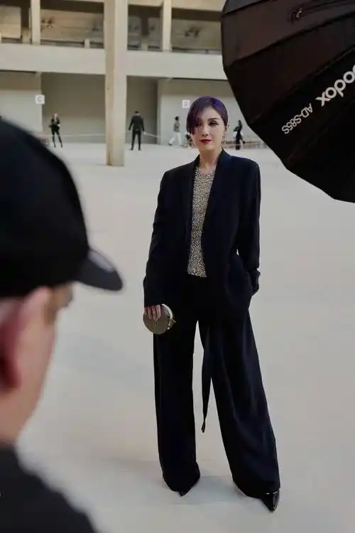 搜狐娱乐讯 6月24日,一组杨千嬅西装造型的写真照释出.1/9