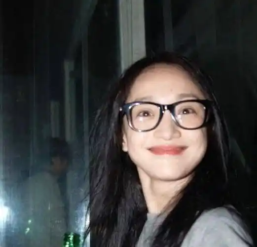 周迅早期素颜照,黑长直造型很有灵气,和旁边的桂纶镁相比完胜_照片