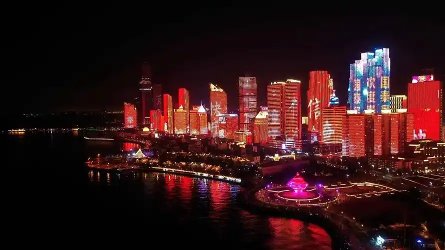 牛年的青岛五四广场灯光秀.2021年2月12日晚摄.