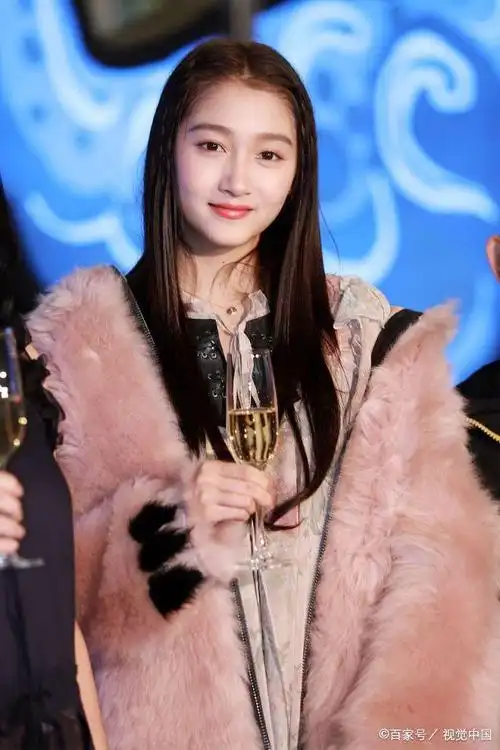 气温30°,关晓彤穿貂皮大衣现身上海,绑小辫露浅笑呆萌可爱