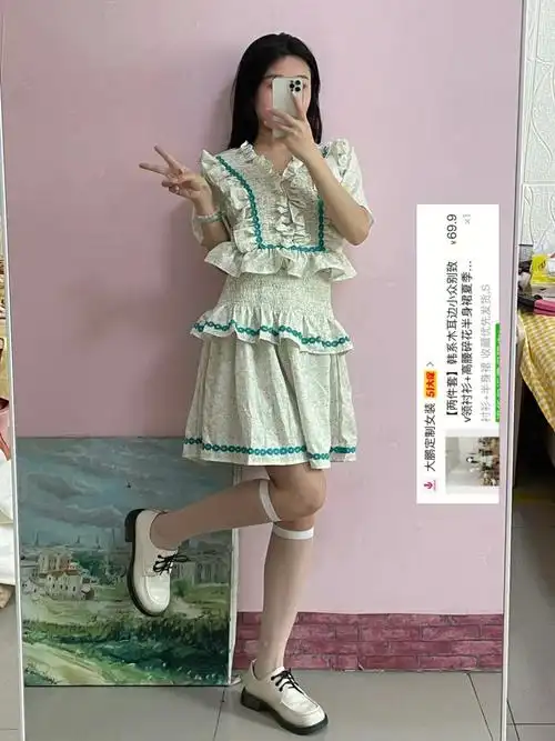 上衣塞到下面的裙子里更好看!放出来不好看.