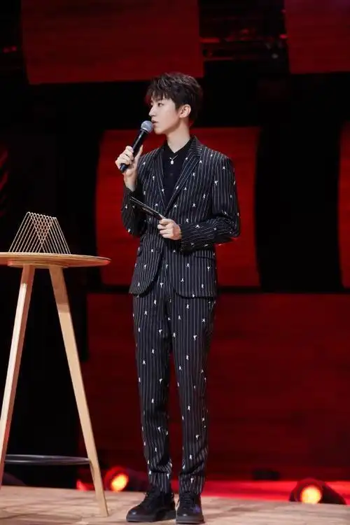 王俊凯剪了寸头帅爆了一身同色系穿搭化身行走的荷尔蒙