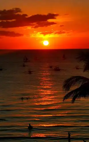 四,夕阳落霞 黄昏,夕阳西下,彩云朵朵,霞光片片,海面一片斑斓