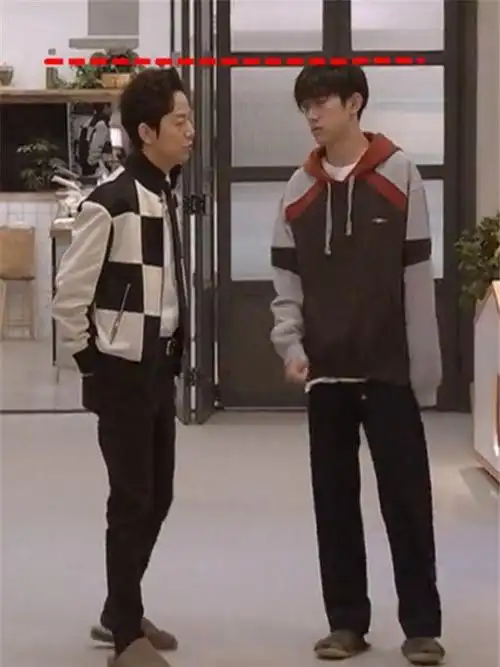 易烊千玺身高176,穿拖鞋与170的何炅站一起后,迷妹瞬间粉转黑!