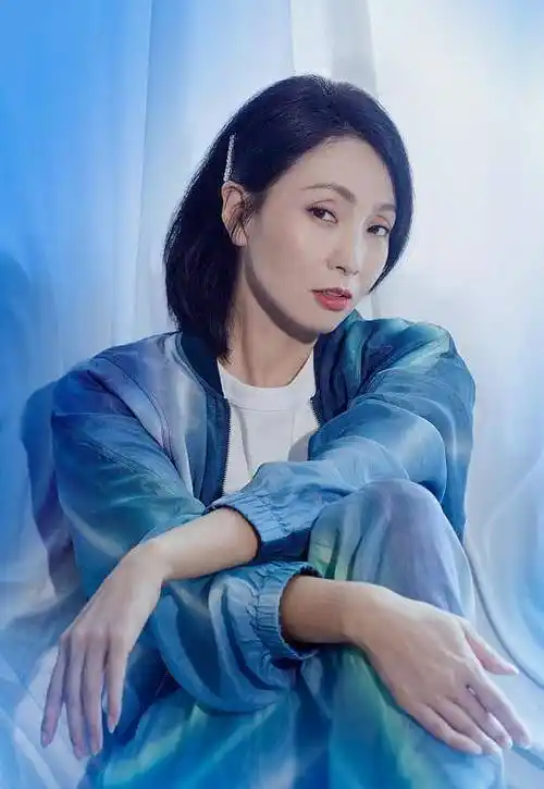 小陶虹真挺"年轻",身穿蓝色镭射服,真是看不出老_效果_的设计_整体