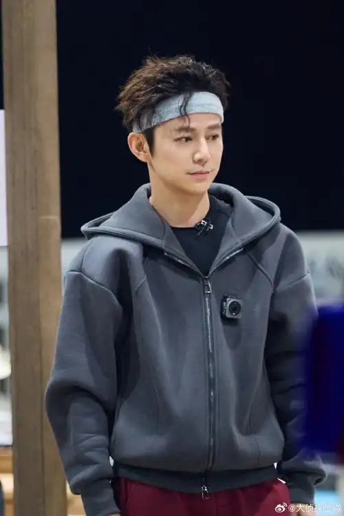 【《#大侦探有风的地方#》高清剧照】之何千万@何炅:  火遍全网的千万