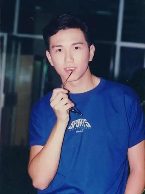 11月18日,港星温兆伦在社交平台更新近况,晒出了自己过58岁生日的视频