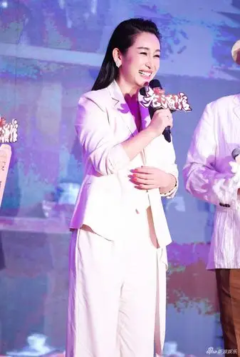 老酒馆在京举办发布会秦海璐西服套装帅气抢镜