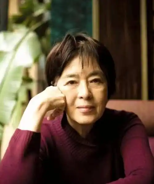 46薛佳凝被曝新恋情,与男友当街亲吻拥抱,车内抗拒亲密动作