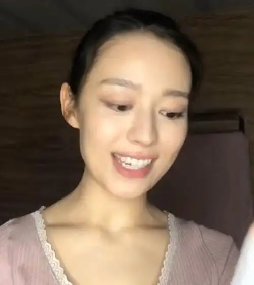 吉娜素颜直播露面,卸掉浓妆大变样,这确定只有25岁?