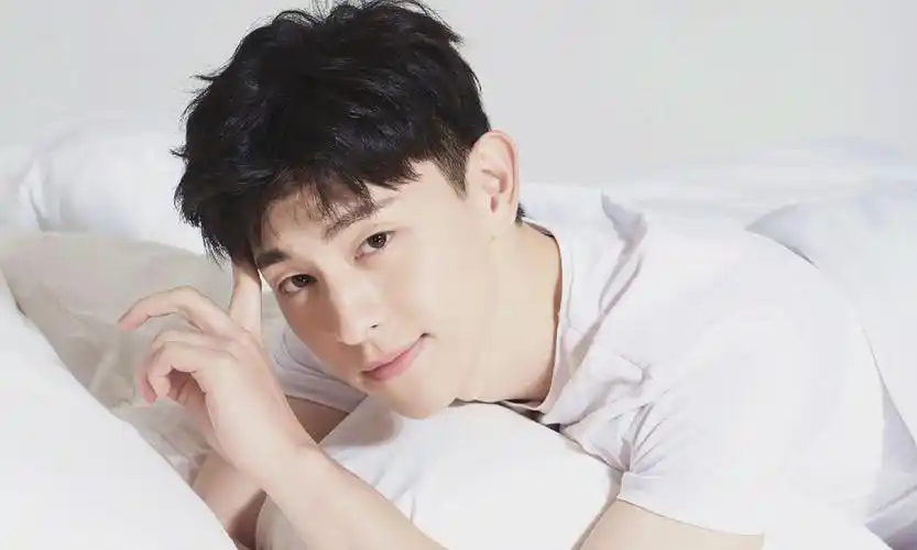 娱乐圈中笑起来很好看的男星有哪些你最喜欢谁为什么