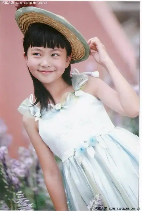 这是《家有儿女》里的 朵朵 她叫 段丽阳