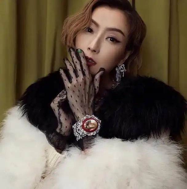 历经磨难的真爱:郑秀文和许志安的30年感情之旅 在娱乐圈这个充满变数