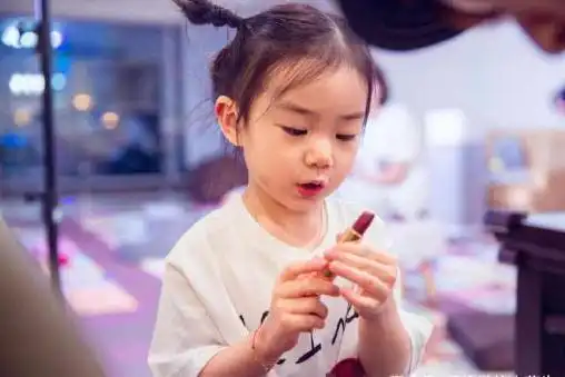 刘恺威杨幂女儿照片曝光,小糯米既不像爸爸也不像妈妈,而是像他