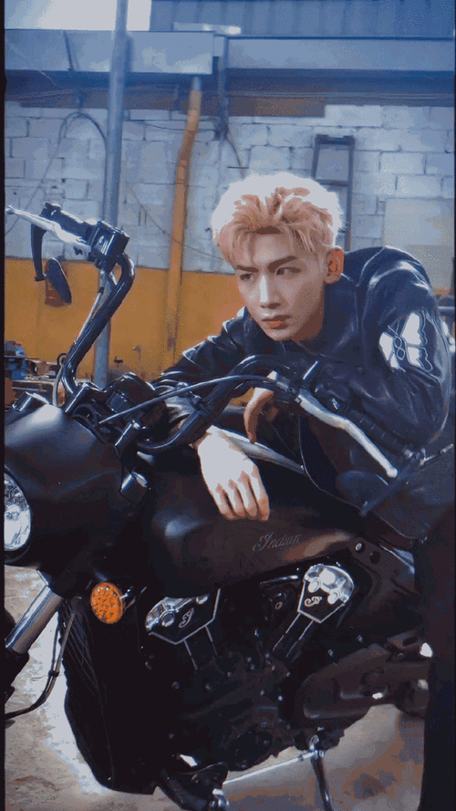 白敬亭晒库存机车造型图