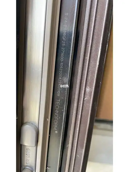 选窗户时不妨看看窗户使用的隔热条,如果是泰诺风--technoform 的一般