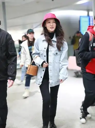 李沁青春造型出场,这个包包真的是抢镜了,少女感十足