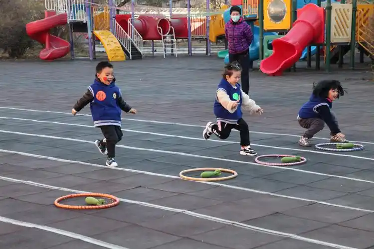 幼儿园里欢乐多——顺城区幼儿园趣味体育游戏大赛