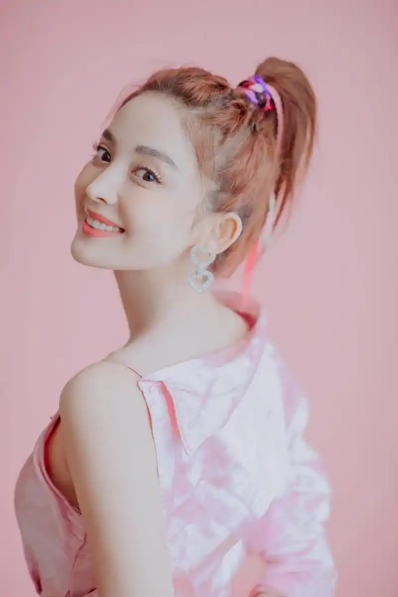 古力娜扎养眼迷人