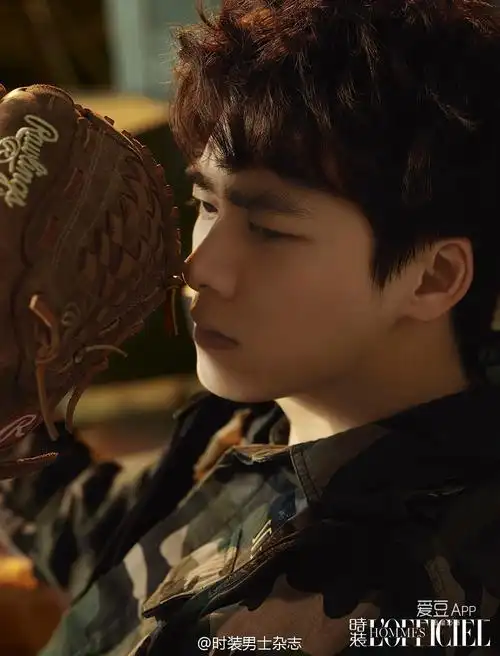 消息李易峰时装男士开年封大片公开专访透露想尝试特工角色