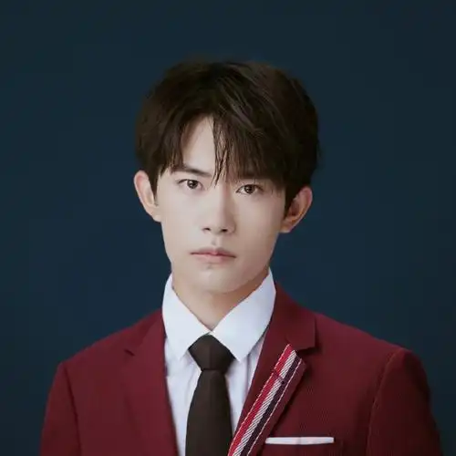 一折假发男中分 自然蓬松_易烊千玺同款假发男短发中分男发蓬松逼真