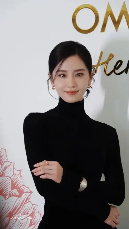 刘诗诗高调出席活动穿黑色高领针织衫扎着低发髻清新脱俗