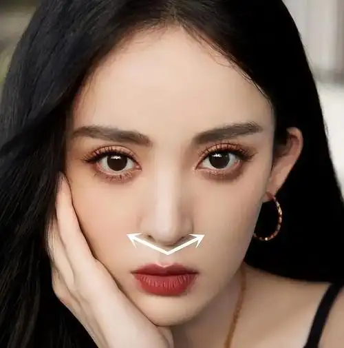 根据现在的审美来讲,高挺的鼻梁,流畅的下巴线条才是真正的美.