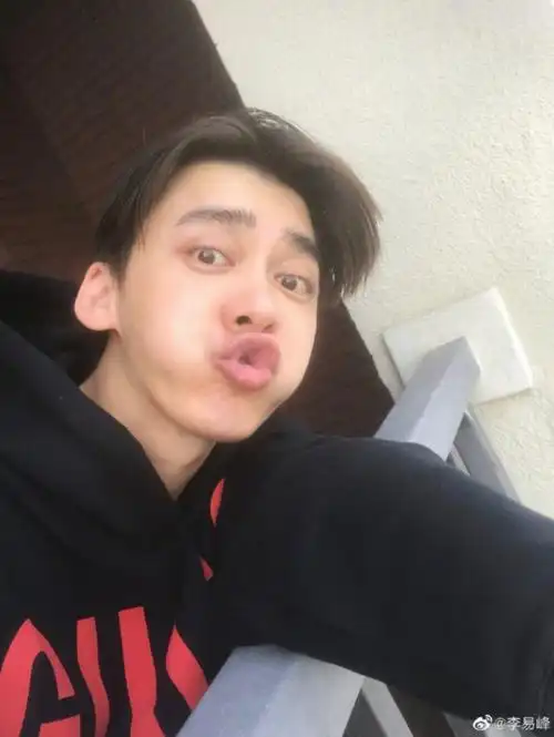 李易峰晒素颜倚栏杆自拍照 做"金鱼嘴"表情卖萌