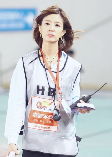 神似贾静雯!中超最美女导播走红 长腿美胸抢镜