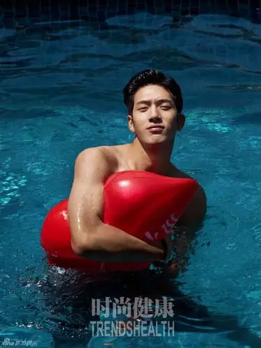 组图:井柏然湿身写真展性感肌肉线条