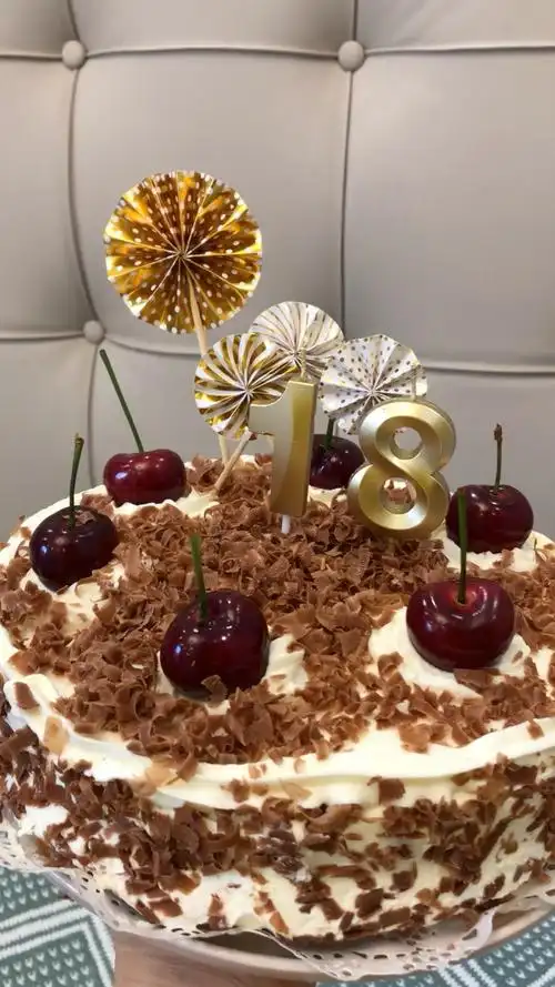 儿子18岁生日,亲手制作巧克力生日蛋糕庆祝成人节