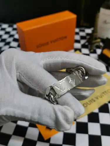 lv老花时尚钛钢精品手链,炒鸡大气