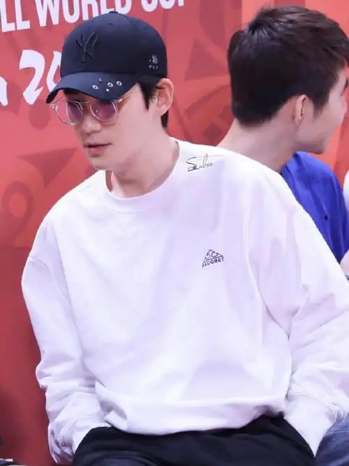 内娱戴眼镜最好看的明星##朱一龙