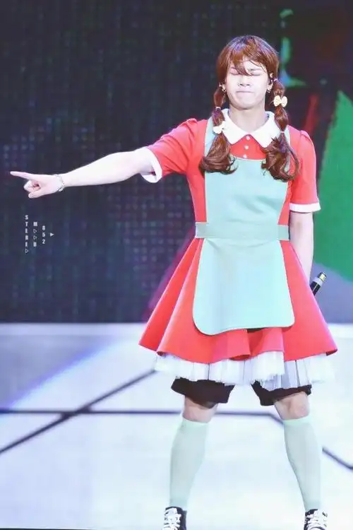 10,金希澈的女装简直了,大红色旗袍更显高挑,丸子头更显俏皮.