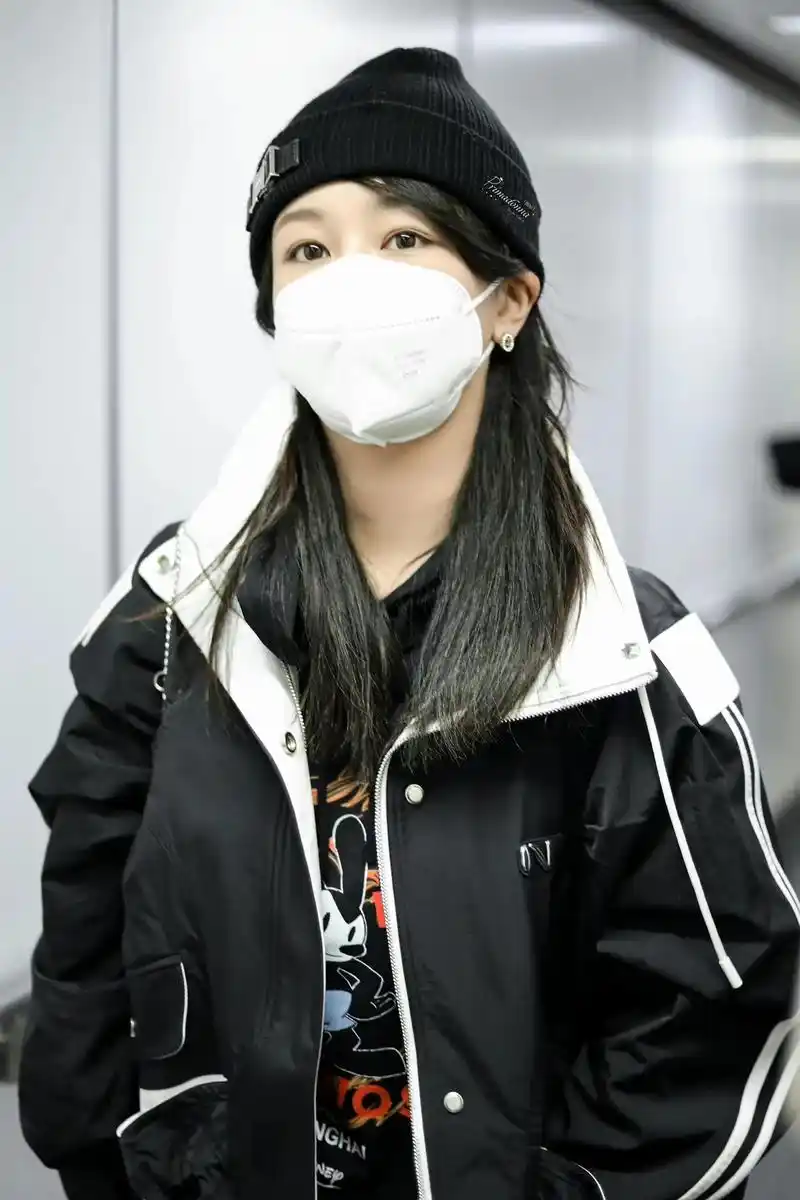 大明星平安到达目的地……#杨紫 #机场穿搭  新角色加油咯  - 抖音