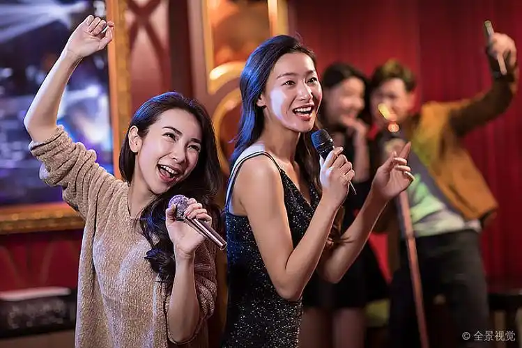 快乐的朋友们在ktv唱歌_图片大全—全景创意图库(quanjing.