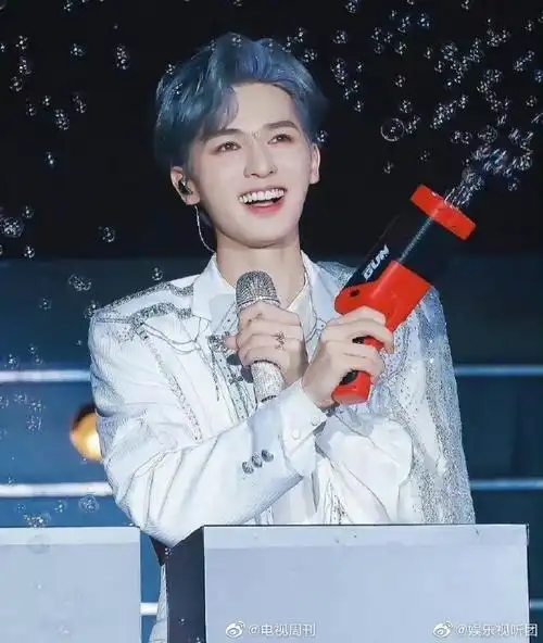 朱正廷黑西装金丝眼镜路透##朱正廷到达华表奖现场路透