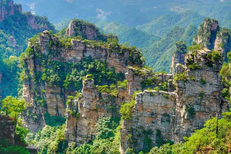 扬家界境内奇峰千座,尤其以全球罕见的峰墙群最为壮观.