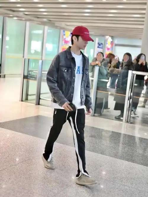 腿长116cm赖冠霖,穿"睡裤风"格纹长裤走机场,身材比例优越!
