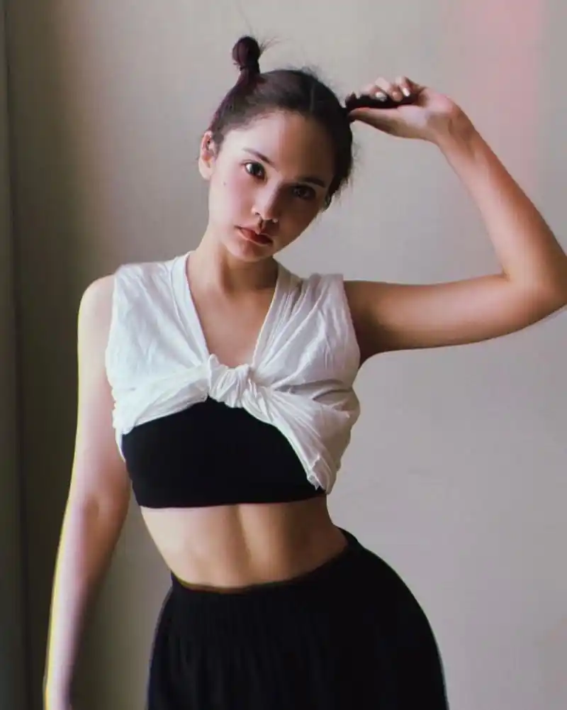 杨丞琳又晒健身照