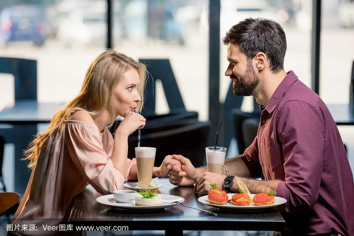 情侣在餐厅共进午餐的侧视图