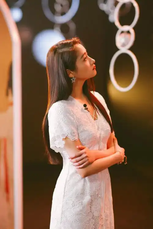 关晓彤一袭白裙现身,优雅大方似画中仙子,大长腿再度抢镜