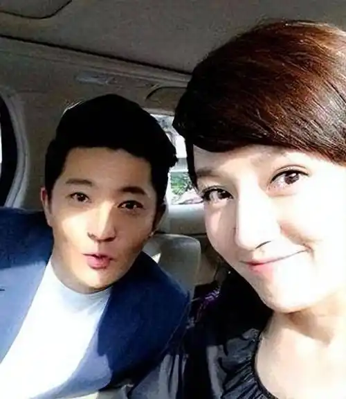 41岁"老男孩"郭京飞:为何结婚15年0绯闻?看老婆是谁就明白了