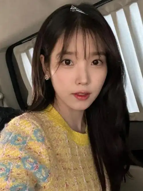 韩国女星iu(李知恩)青春甜美,她以自然不做作的清新形象到喜爱,日前她