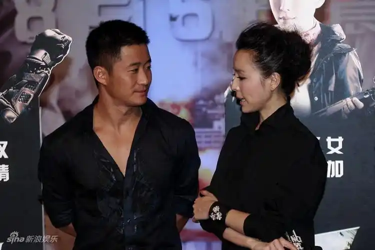 谈到和吴京的合作,在片中变身