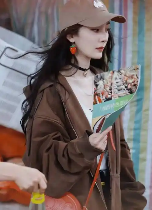 杨幂《花儿与少年》穿连帽开衫内搭白背心和黑短裤,初秋时尚范儿_黑色