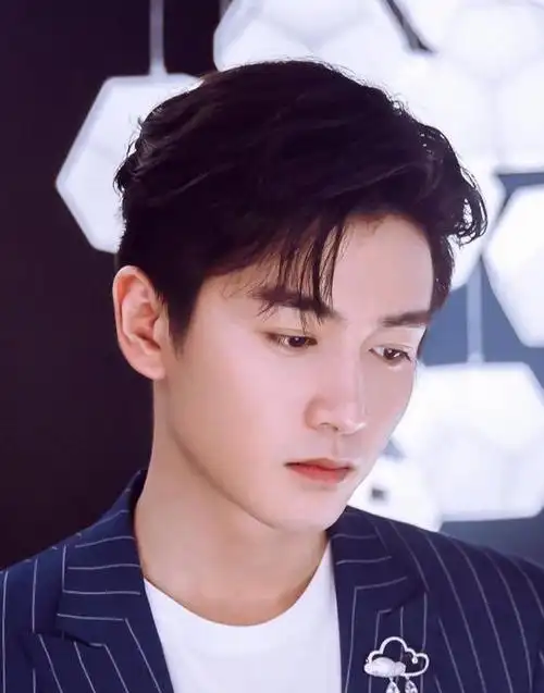 陈晓直播变糙大叔!素颜出镜太糟蹋帅脸了,颜值被王一博硬核秒杀