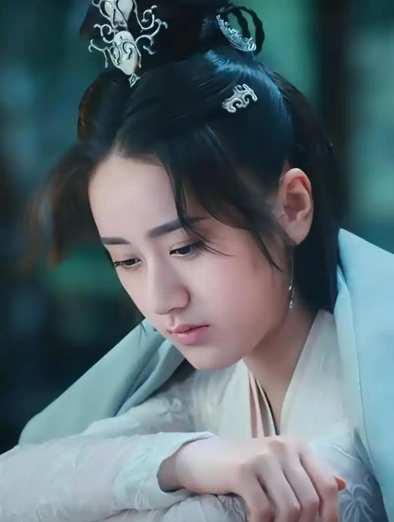 袁冰妍能一口气吃掉3个 粽子 [捂脸]哈哈哈… 难怪,演舒靖容 就成 "胖